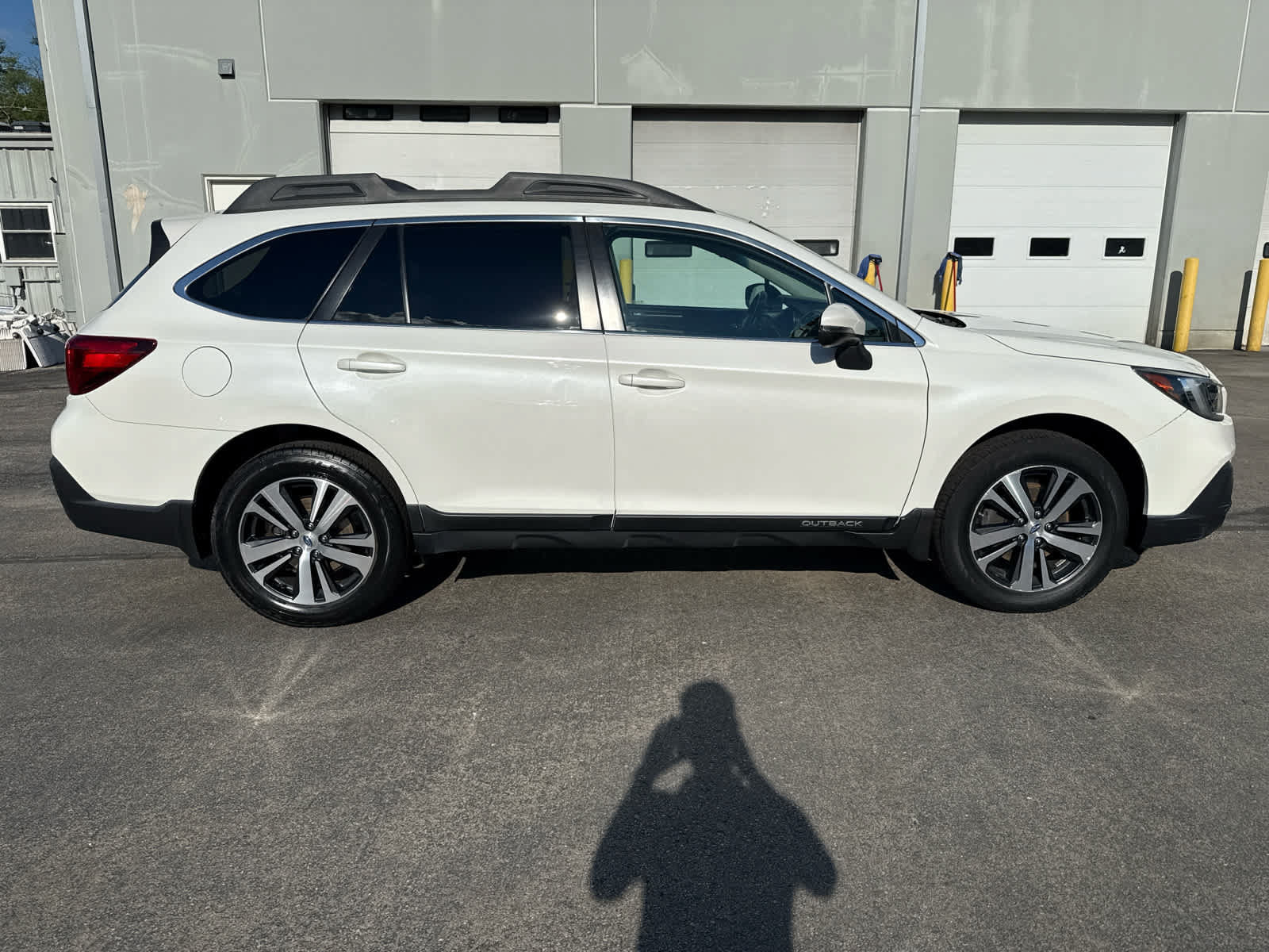 Used 2018 Subaru Outback 3.6R Limited AWD/4WD image 2