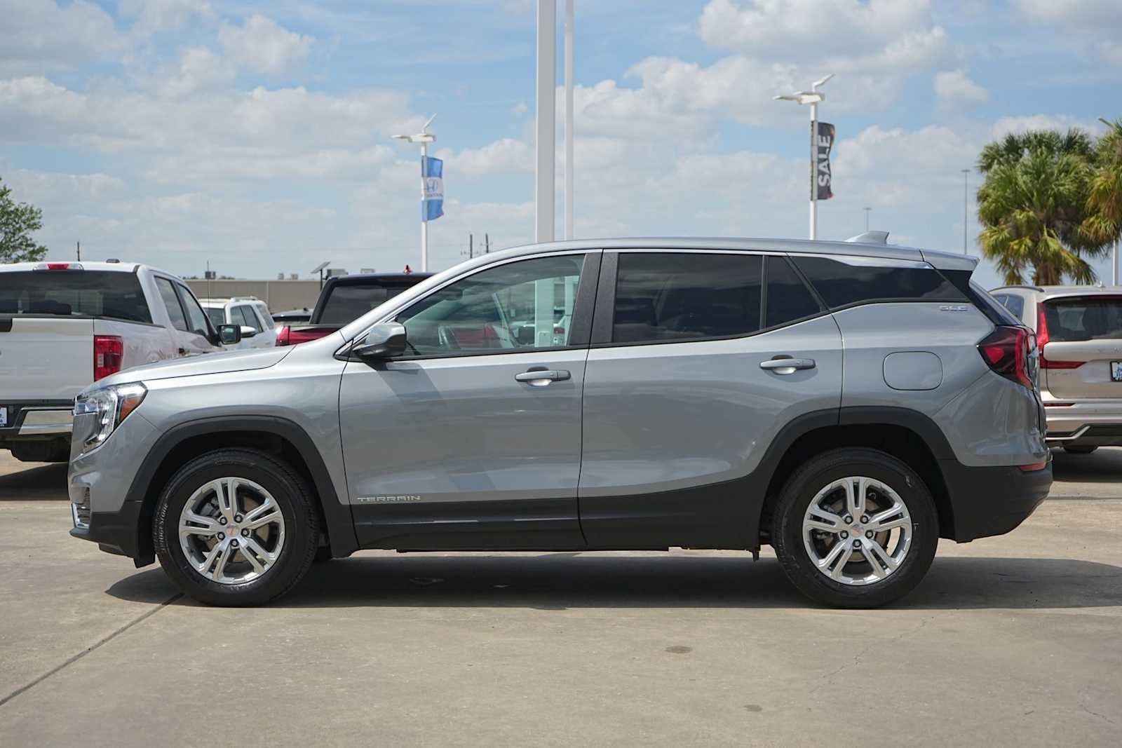 Used 2024 GMC Terrain SLE AWD/4WD image 3
