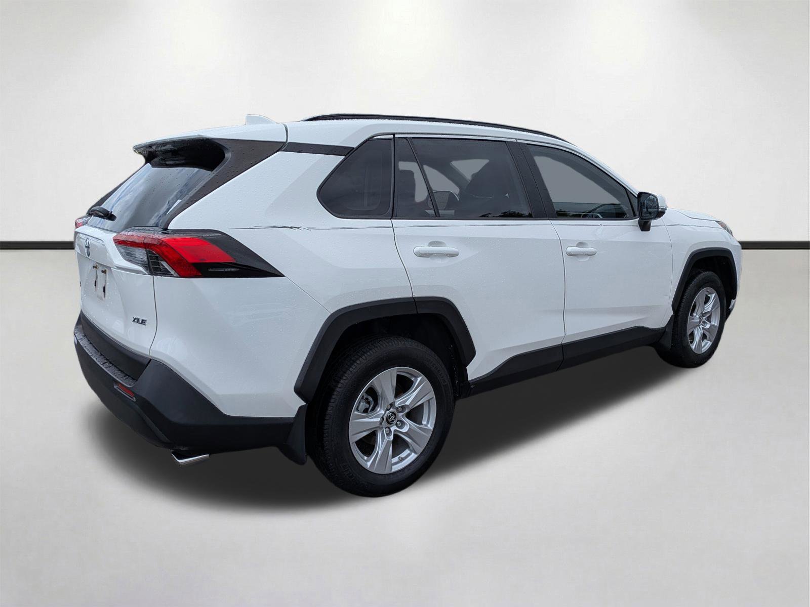 Used 2019 Toyota RAV4 XLE w/ Convenience Package image 4