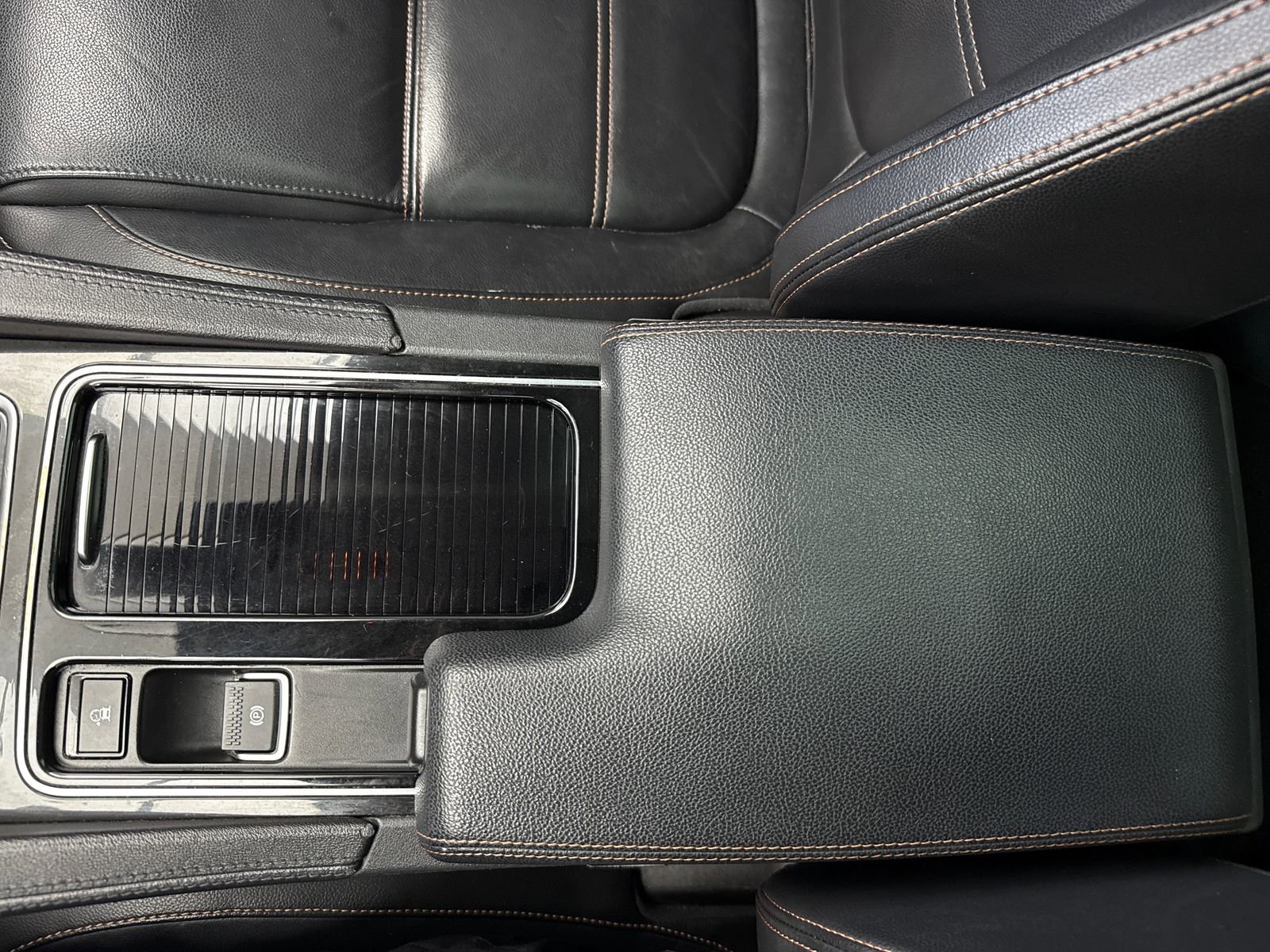 Used 2020 Jaguar F-PACE Prestige image 32