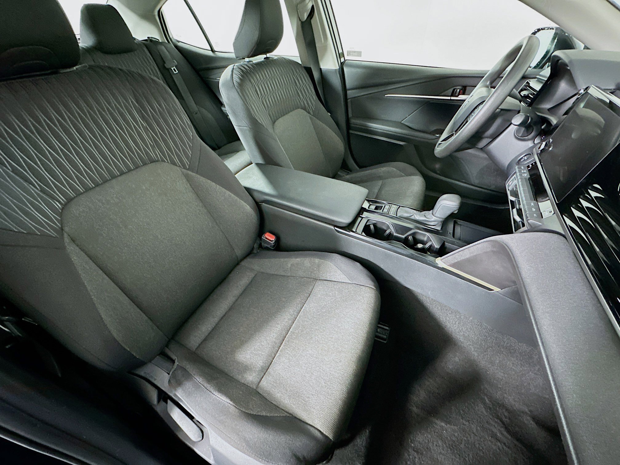 Used 2025 Toyota Camry LE image 31