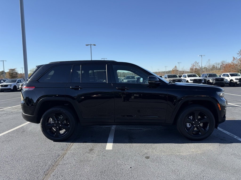 Used 2024 Jeep Grand Cherokee Limited w/ Black Appearance Package image 9