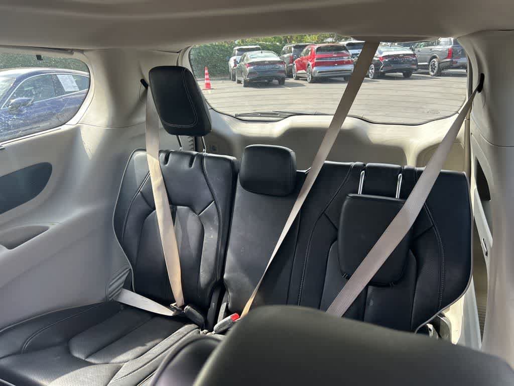 Used 2023 Chrysler Pacifica Limited FWD image 7