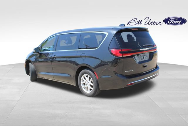 Used 2023 Chrysler Pacifica Touring-L FWD image 7