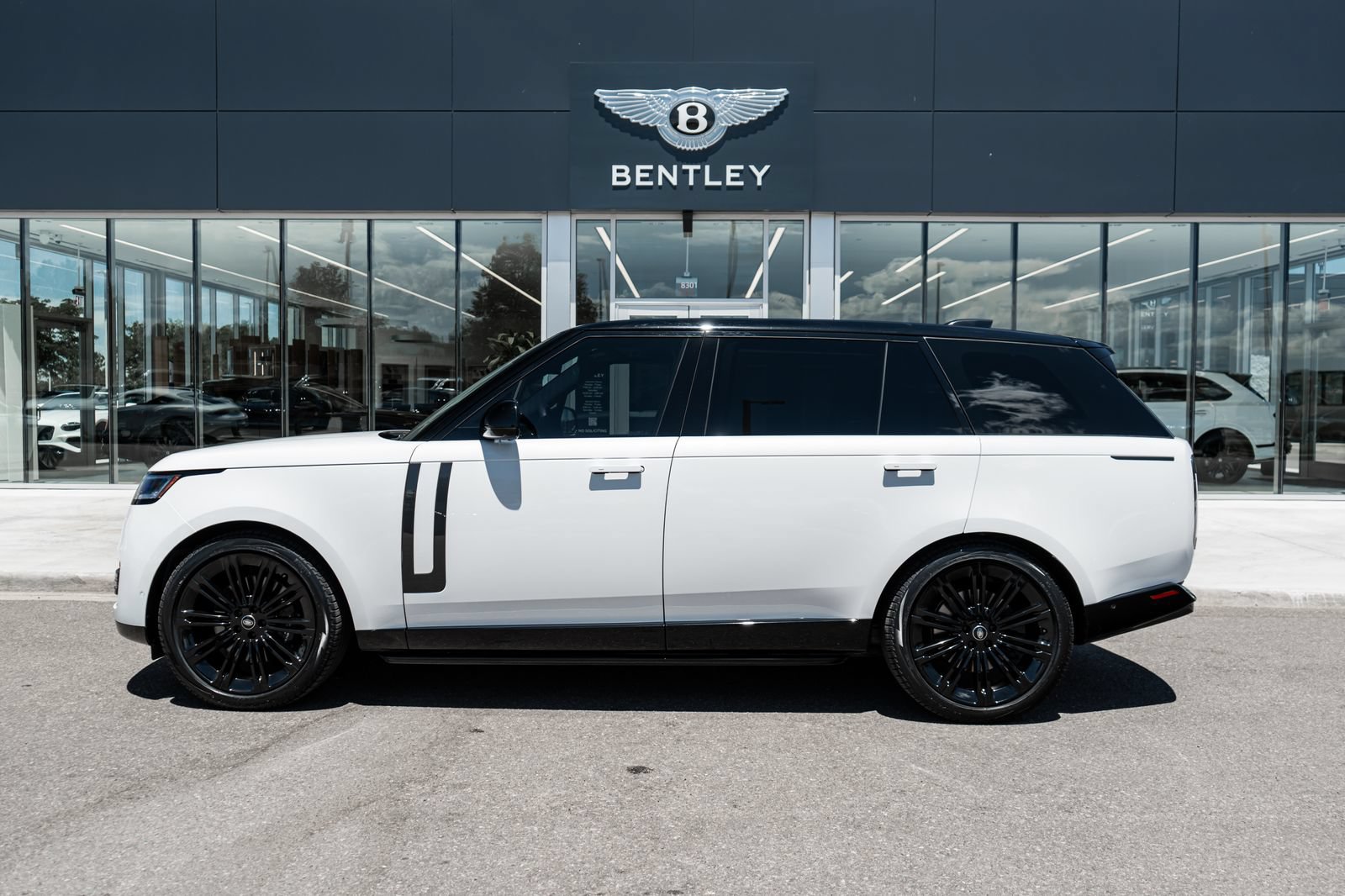 Used 2024 Land Rover Range Rover Long Wheelbase SE AWD/4WD image 5