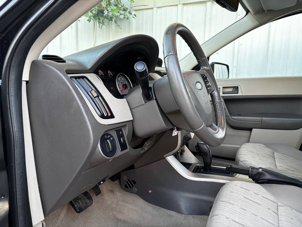 Used 2010 Ford Focus SE FWD image 10