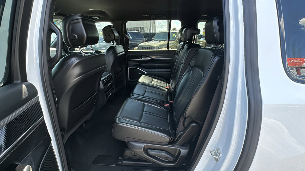 Used 2024 Jeep Wagoneer L Series II RWD image 16