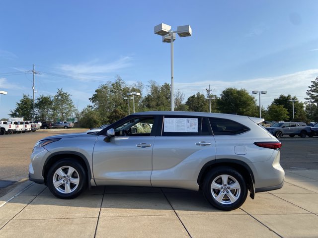 Used 2023 Toyota Highlander LE AWD/4WD image 7