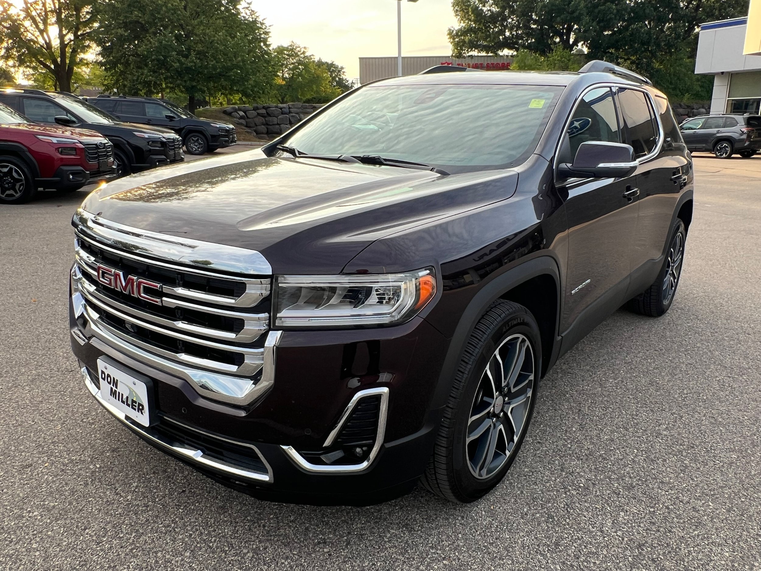 Used 2021 GMC Acadia SLT w/ Technology Package AWD/4WD image 3