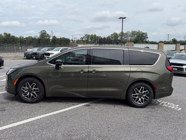 New 2027 Chrysler Pacifica Limited FWD image 4