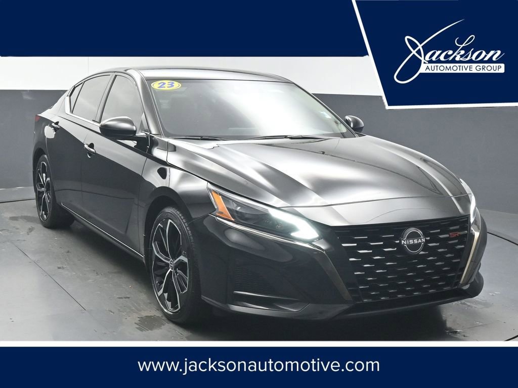 Used 2023 Nissan Altima 2.5 SR image 1
