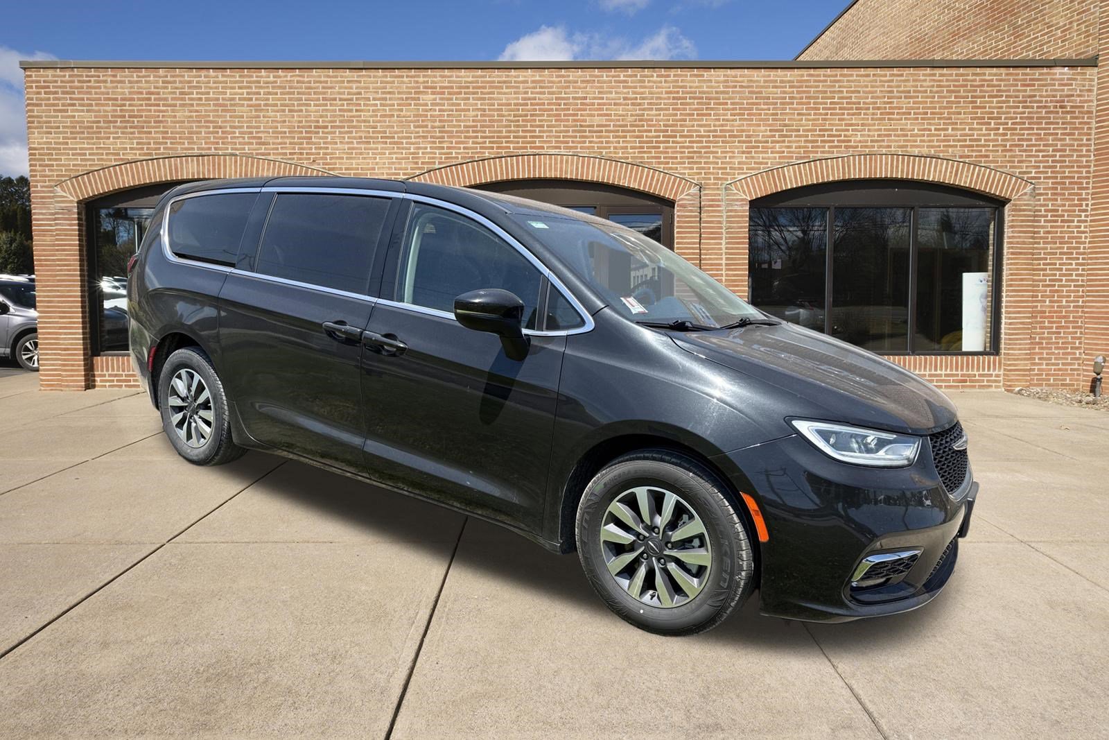 Used 2023 Chrysler Pacifica Touring-L