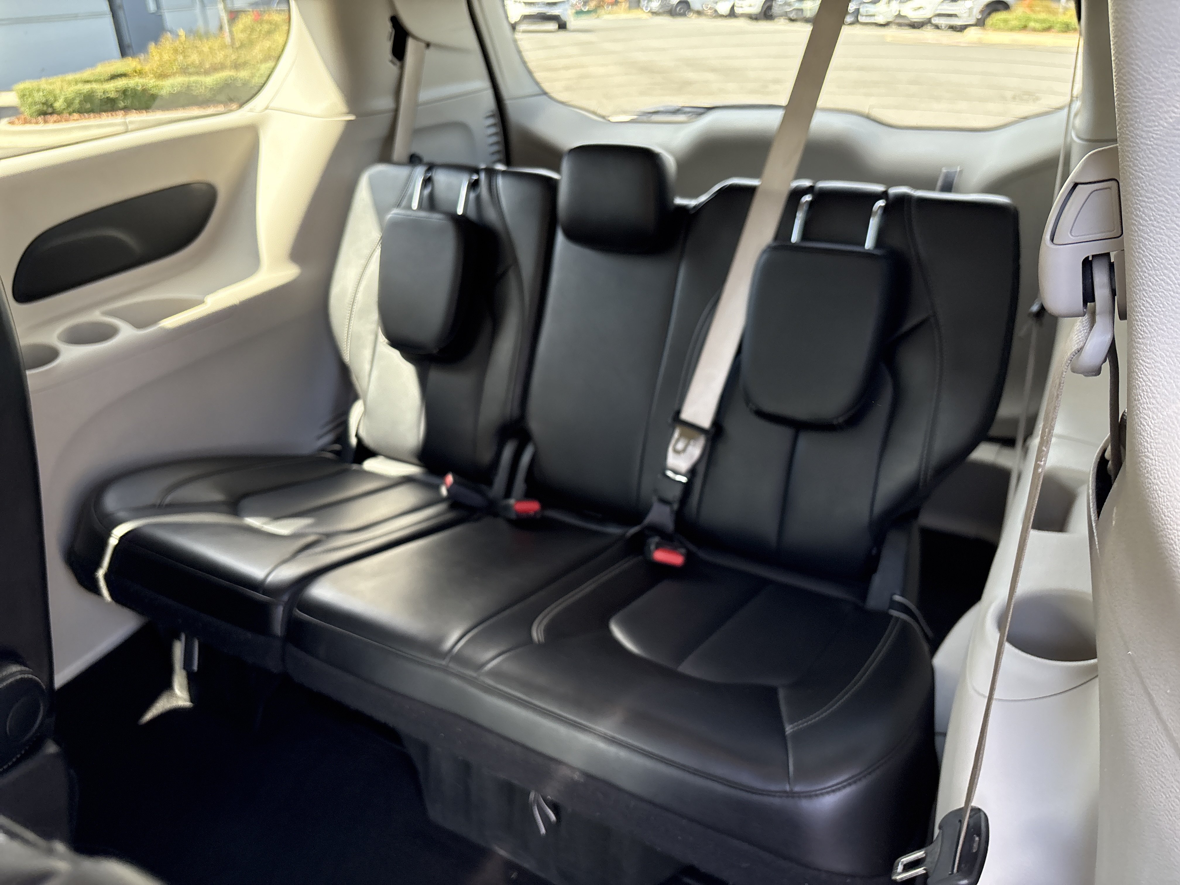 Used 2023 Chrysler Pacifica Touring-L FWD image 33