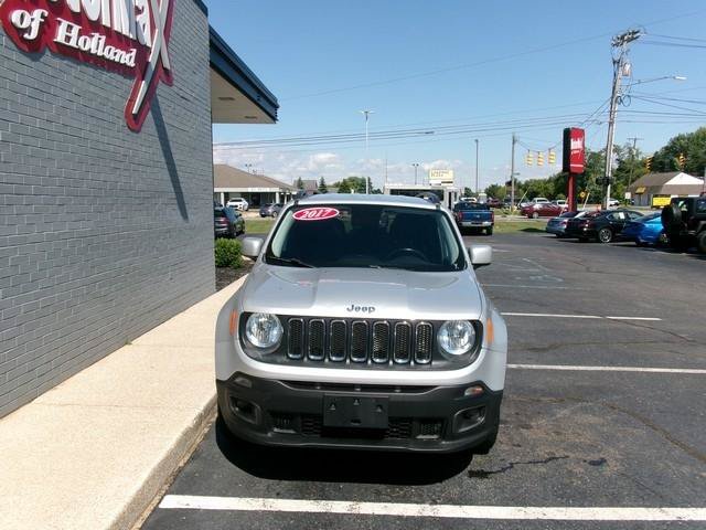 Used 2017 Jeep Renegade Latitude w/ Cold Weather Group AWD/4WD image 3