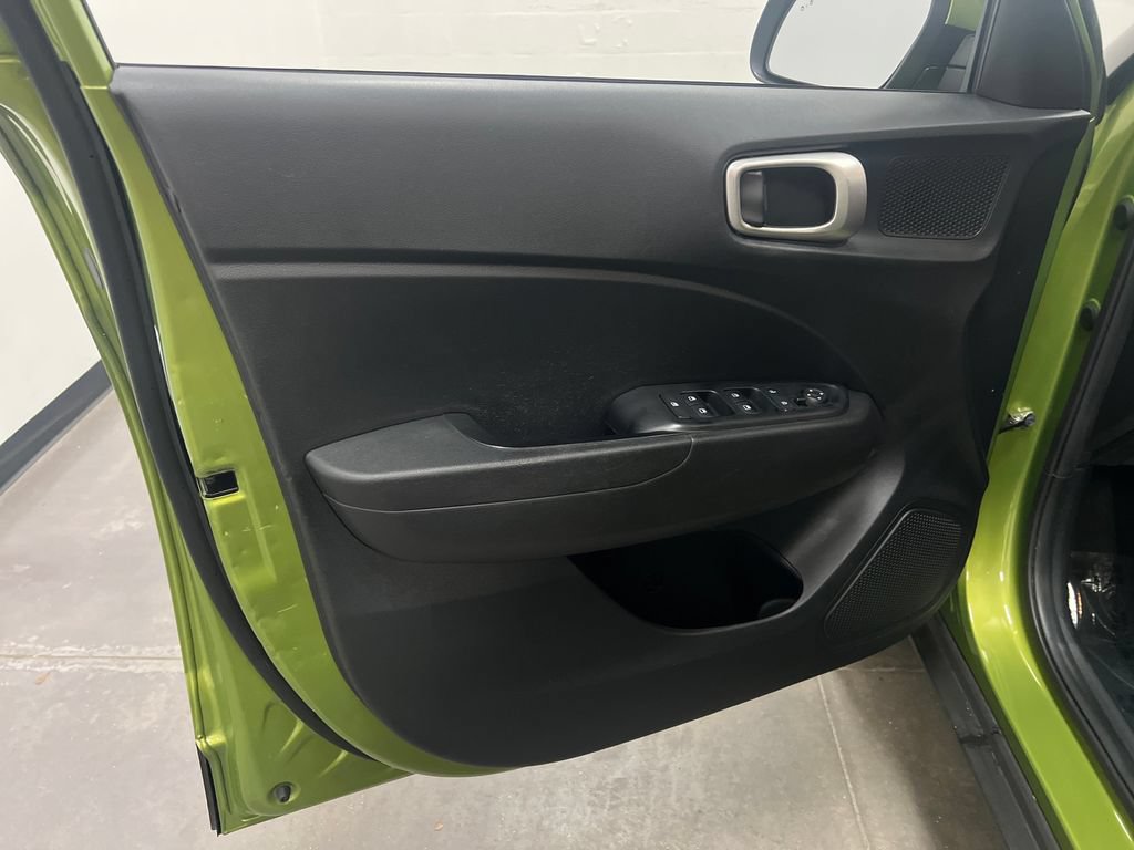 Used 2024 Hyundai Venue SEL FWD image 11