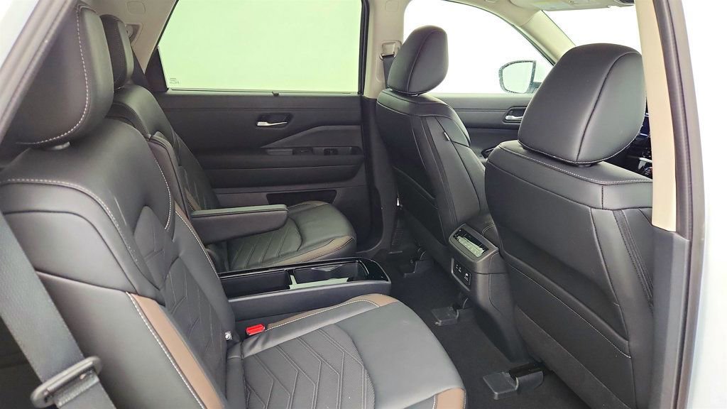 Used 2025 Nissan Pathfinder Platinum image 23