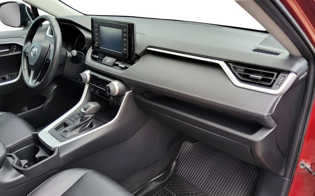 Used 2019 Toyota RAV4 XLE Premium w/ Cold Weather Package AWD/4WD image 40