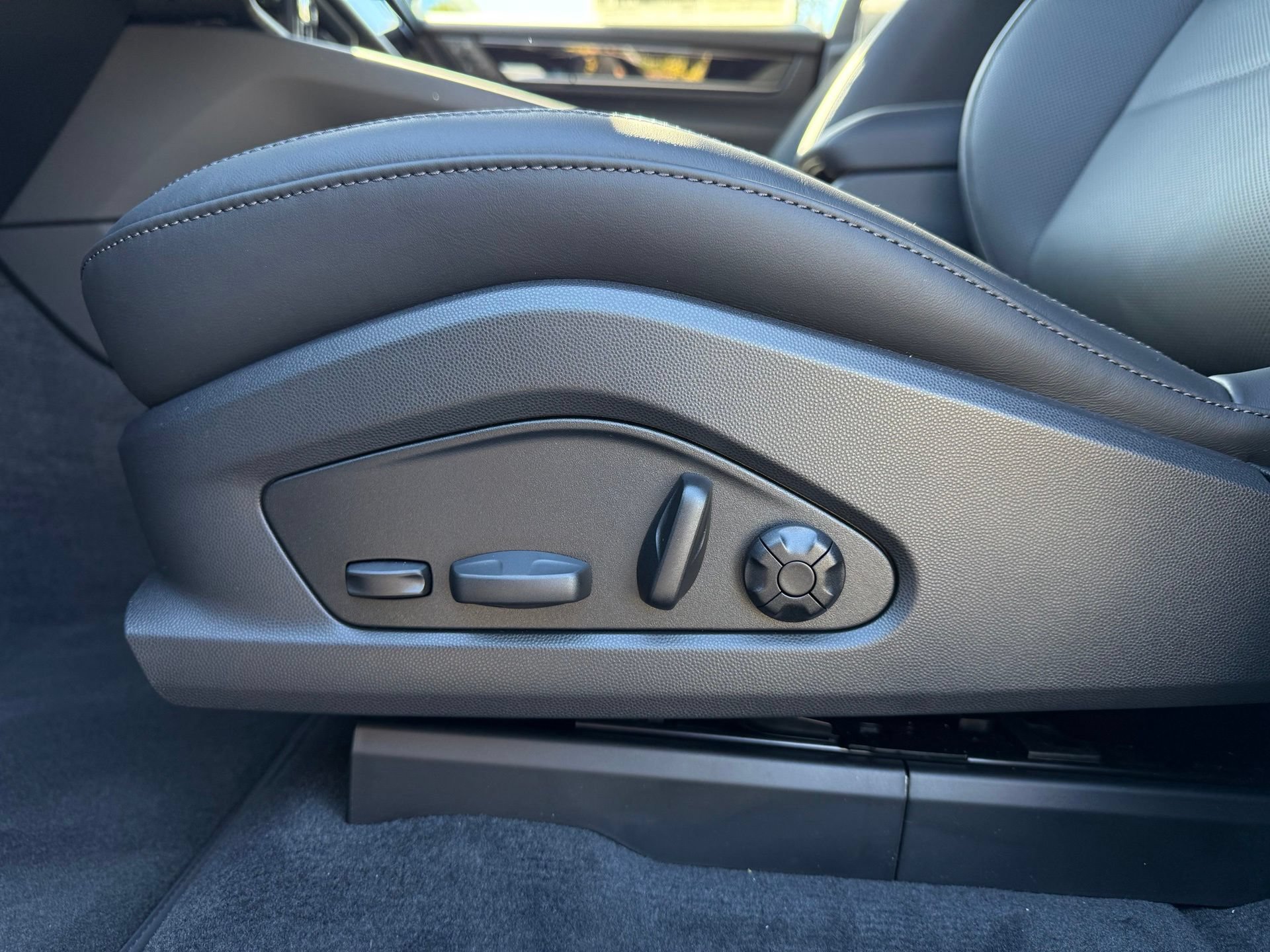 Used 2026 Porsche Macan Electric RWD image 26