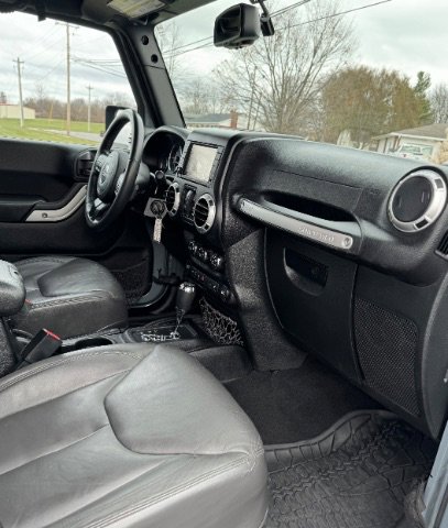 Used 2015 Jeep Wrangler Unlimited Rubicon w/ Connectivity Group image 23