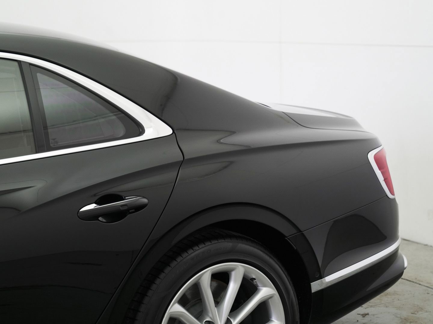 Used 2023 Bentley Flying Spur V8 image 39