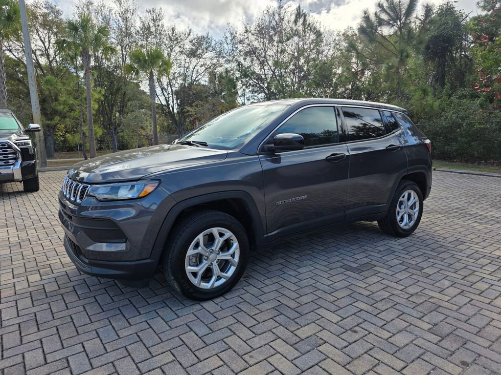 Used 2024 Jeep Compass Sport image 3