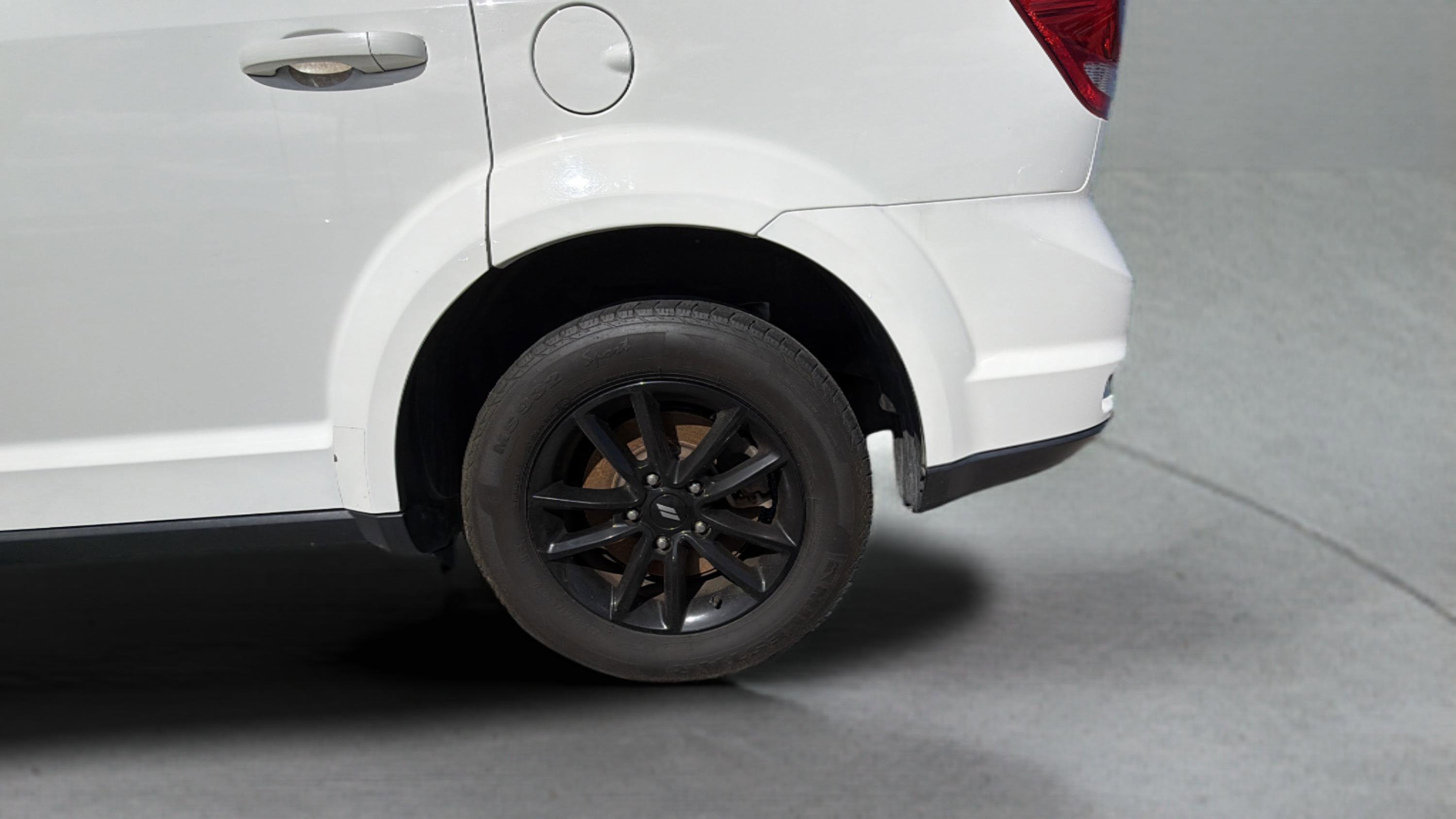 Used 2019 Dodge Journey SE FWD image 32