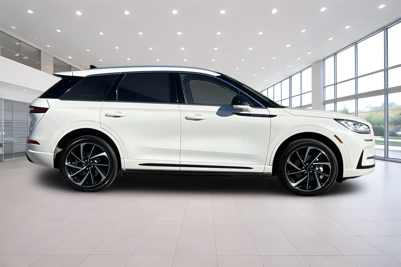 Used 2024 Lincoln Corsair Grand Touring image 3