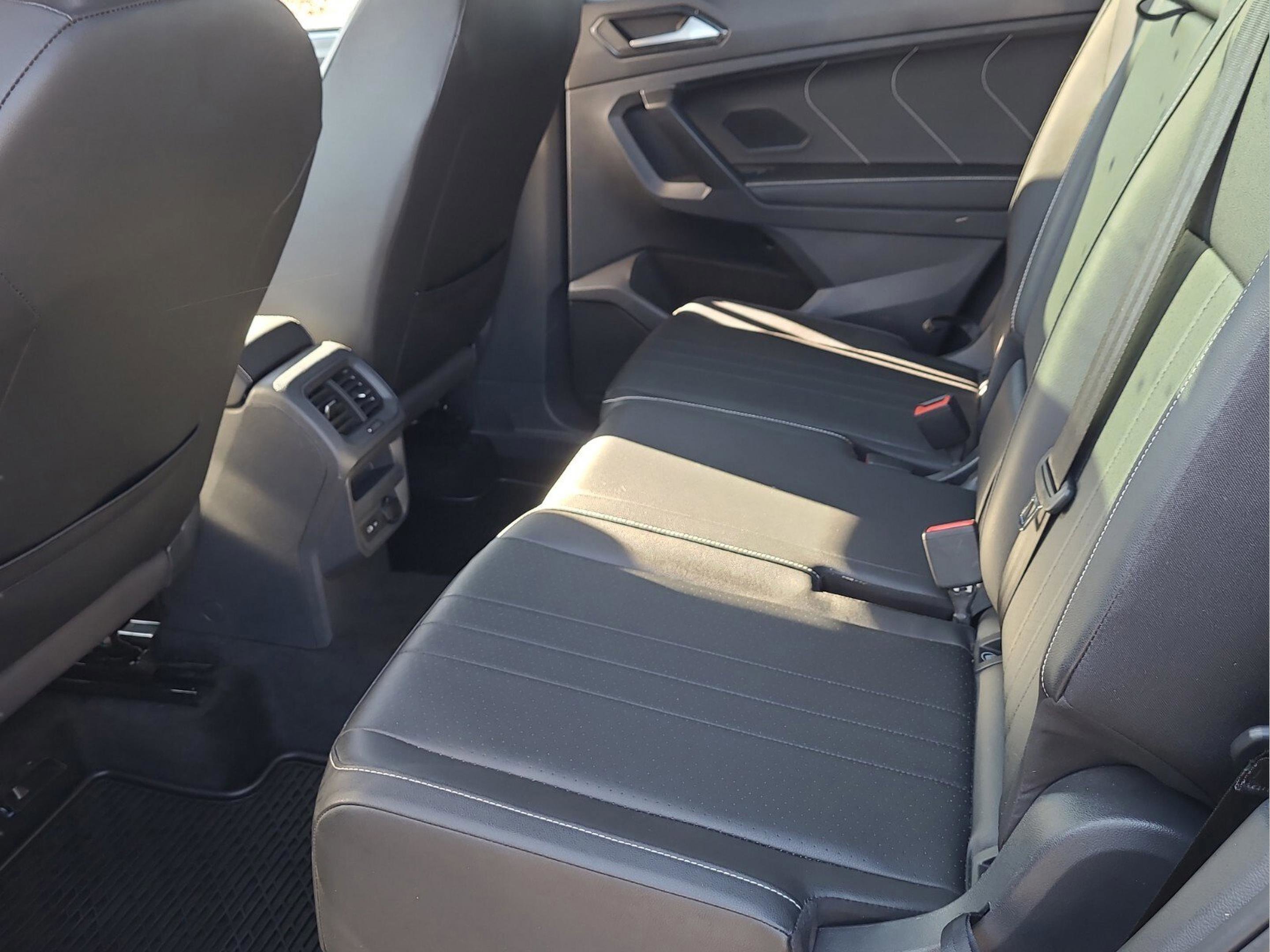 Used 2023 Volkswagen Tiguan SE R-Line image 10