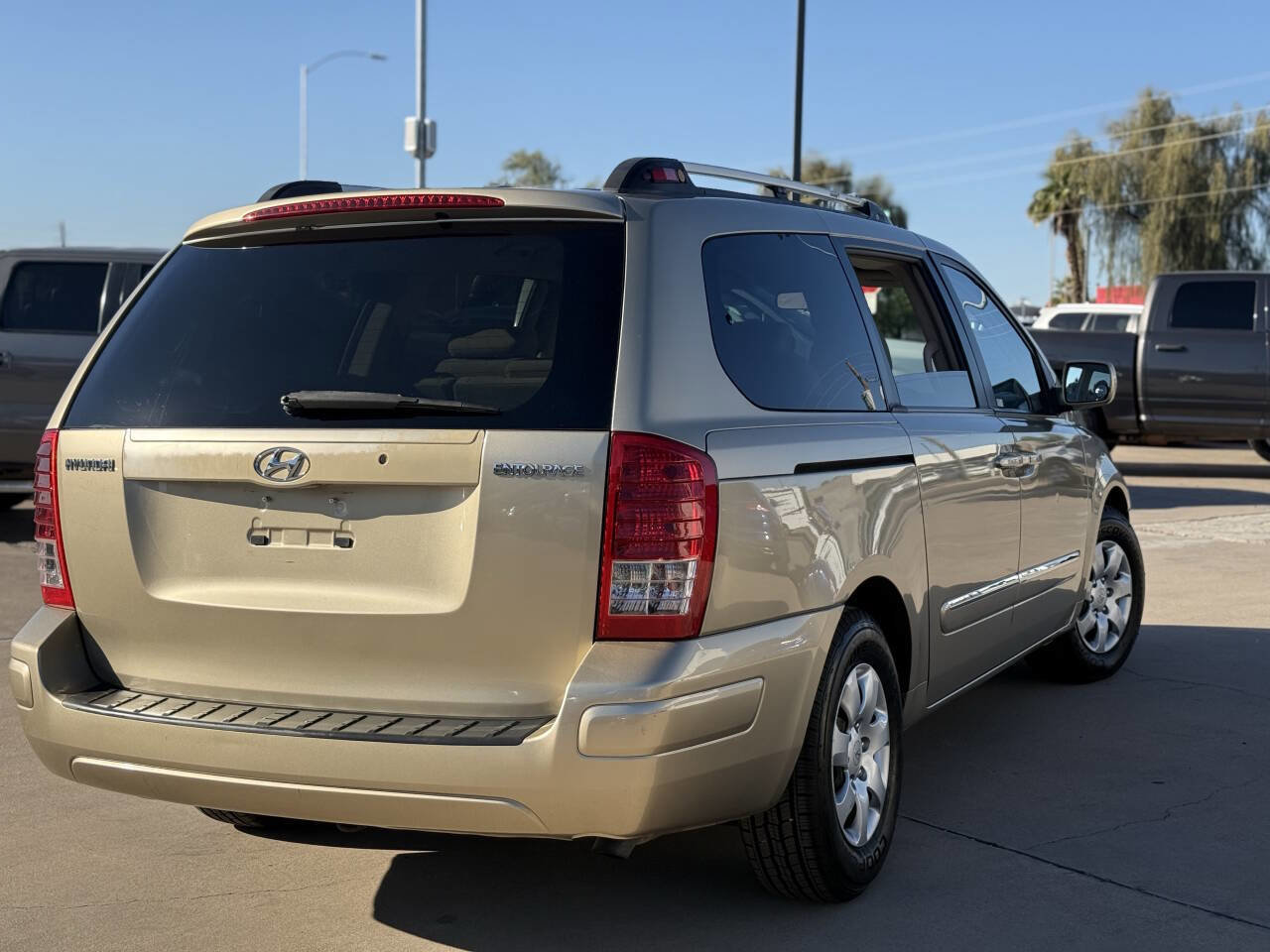 Used 2007 Hyundai Entourage Limited image 7