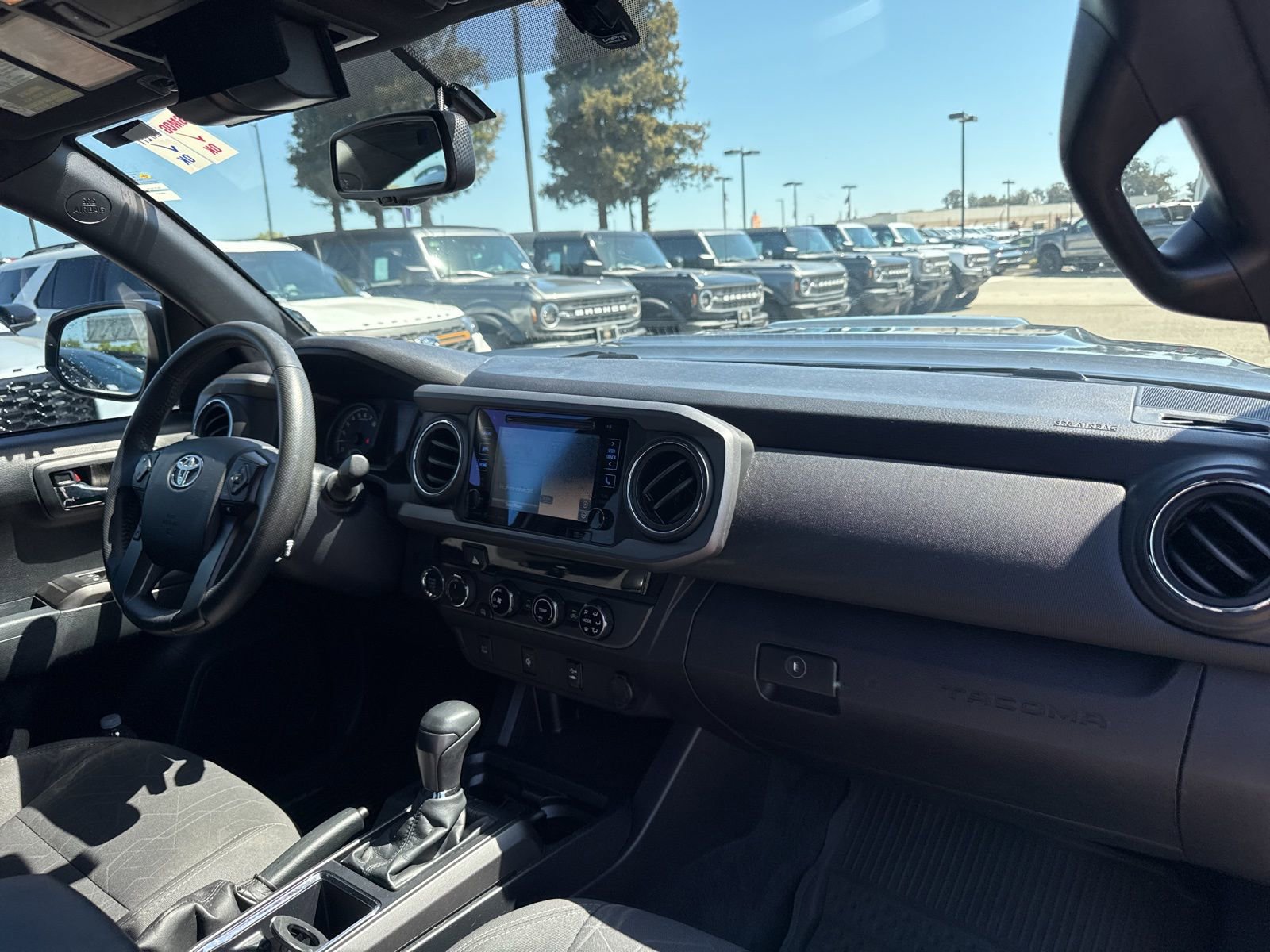 Used 2017 Toyota Tacoma TRD Sport w/ Tow Package (A/T) image 11