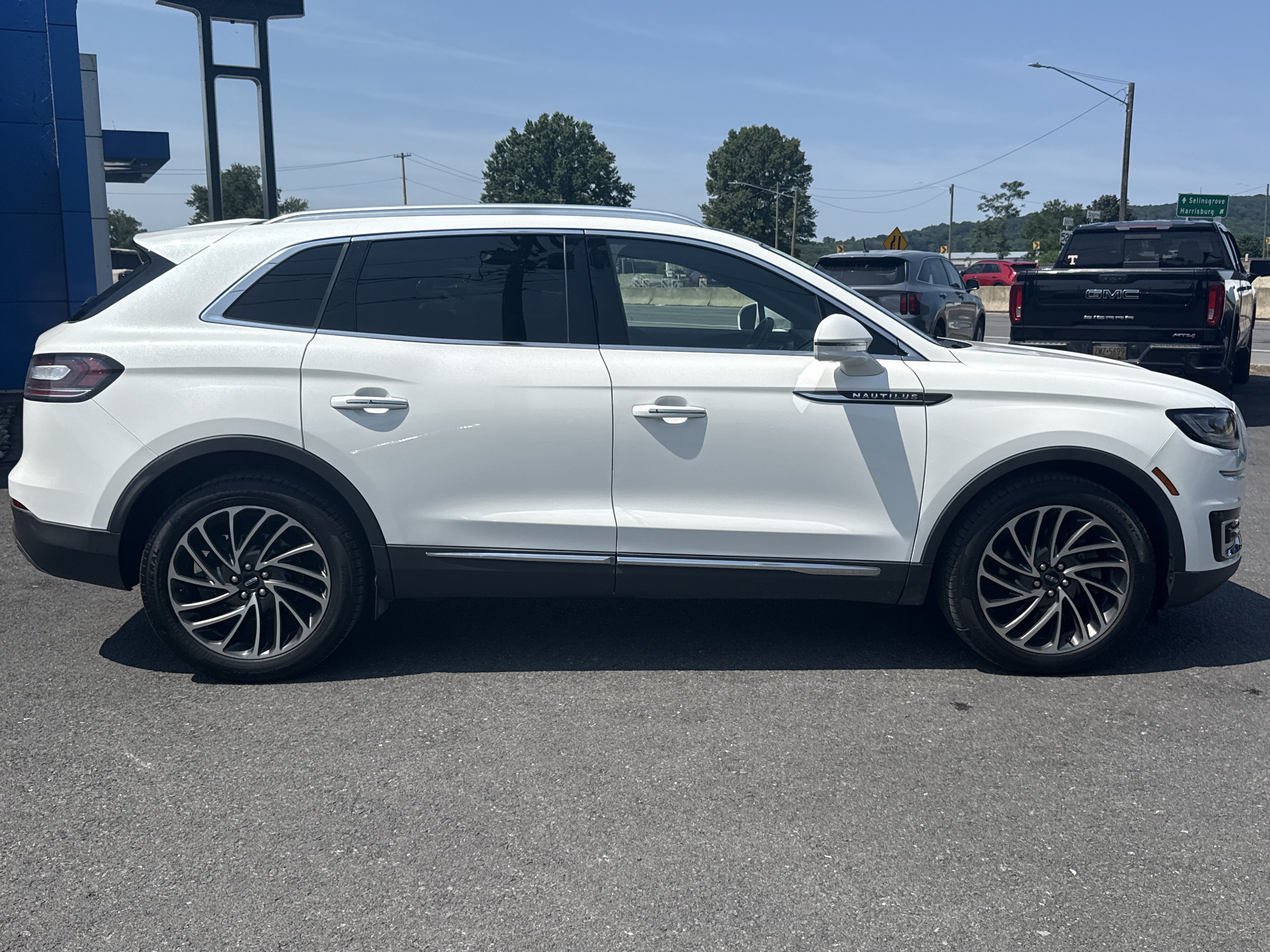 Used 2020 Lincoln Nautilus Reserve AWD/4WD image 2