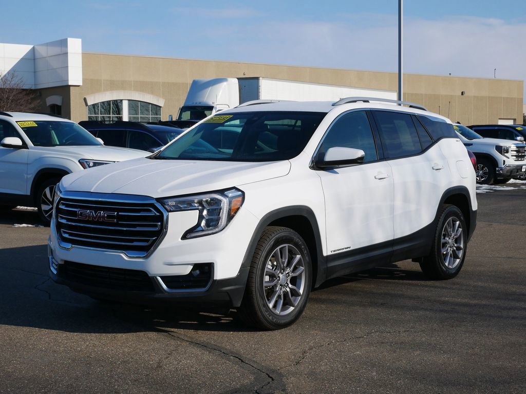 Used 2024 GMC Terrain SLT image 3