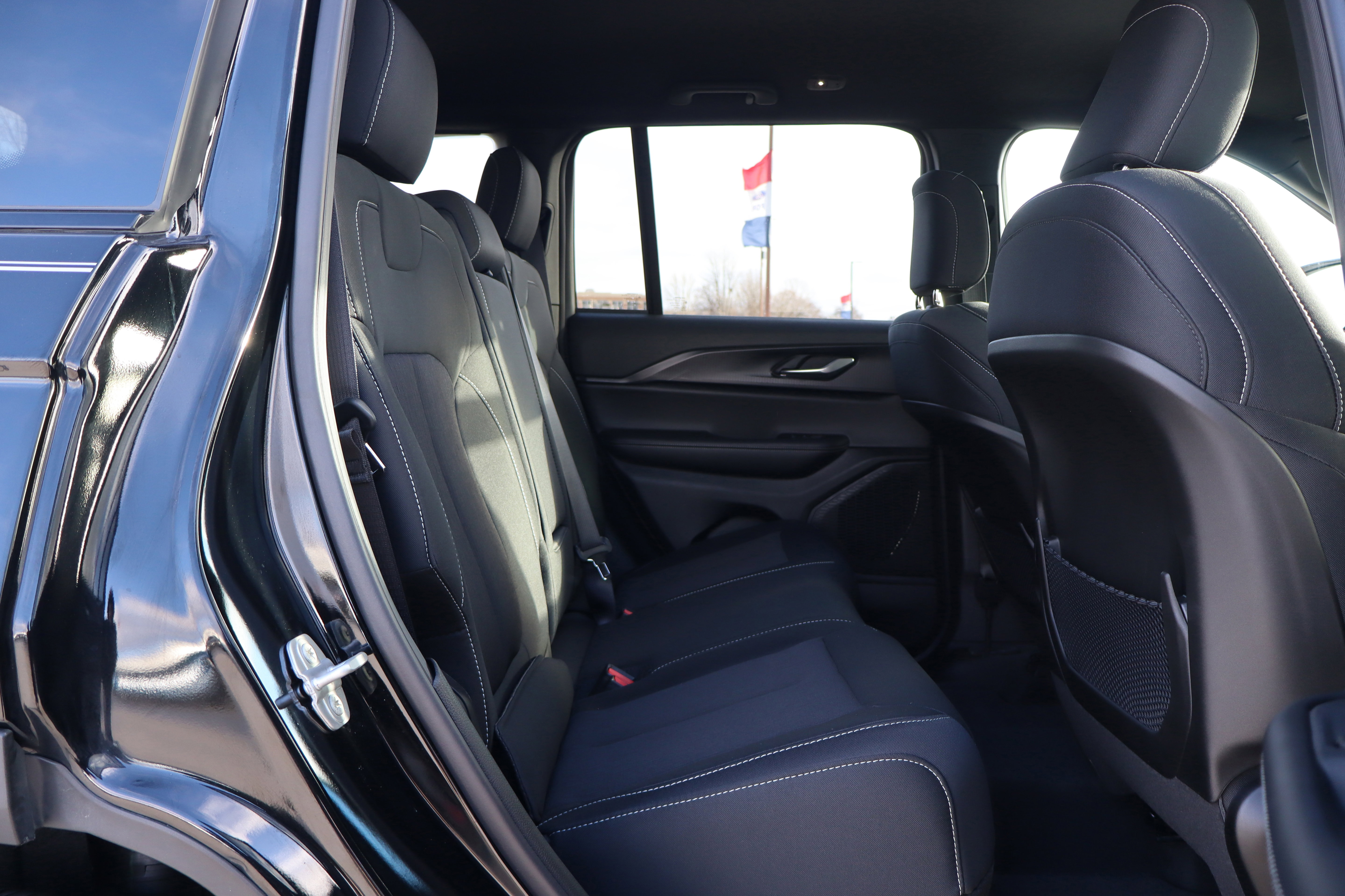 Used 2025 Jeep Grand Cherokee Laredo image 12