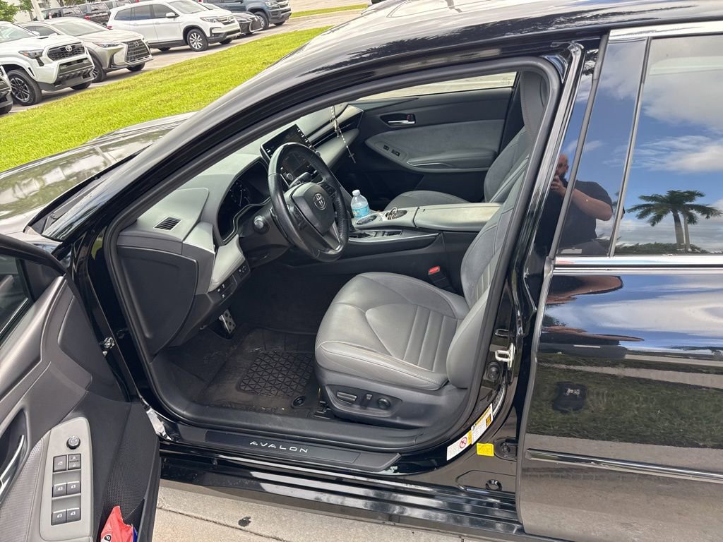 Used 2019 Toyota Avalon XSE image 2