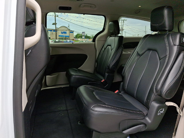 Used 2024 Chrysler Pacifica Touring-L FWD image 10