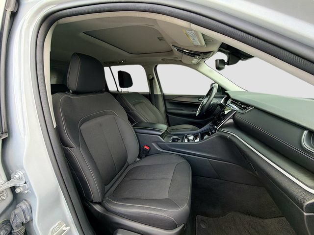 Used 2023 Jeep Grand Cherokee Laredo AWD/4WD image 26