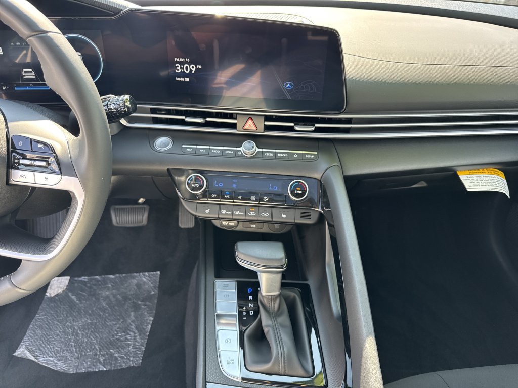 Used 2025 Hyundai Elantra SEL FWD image 28
