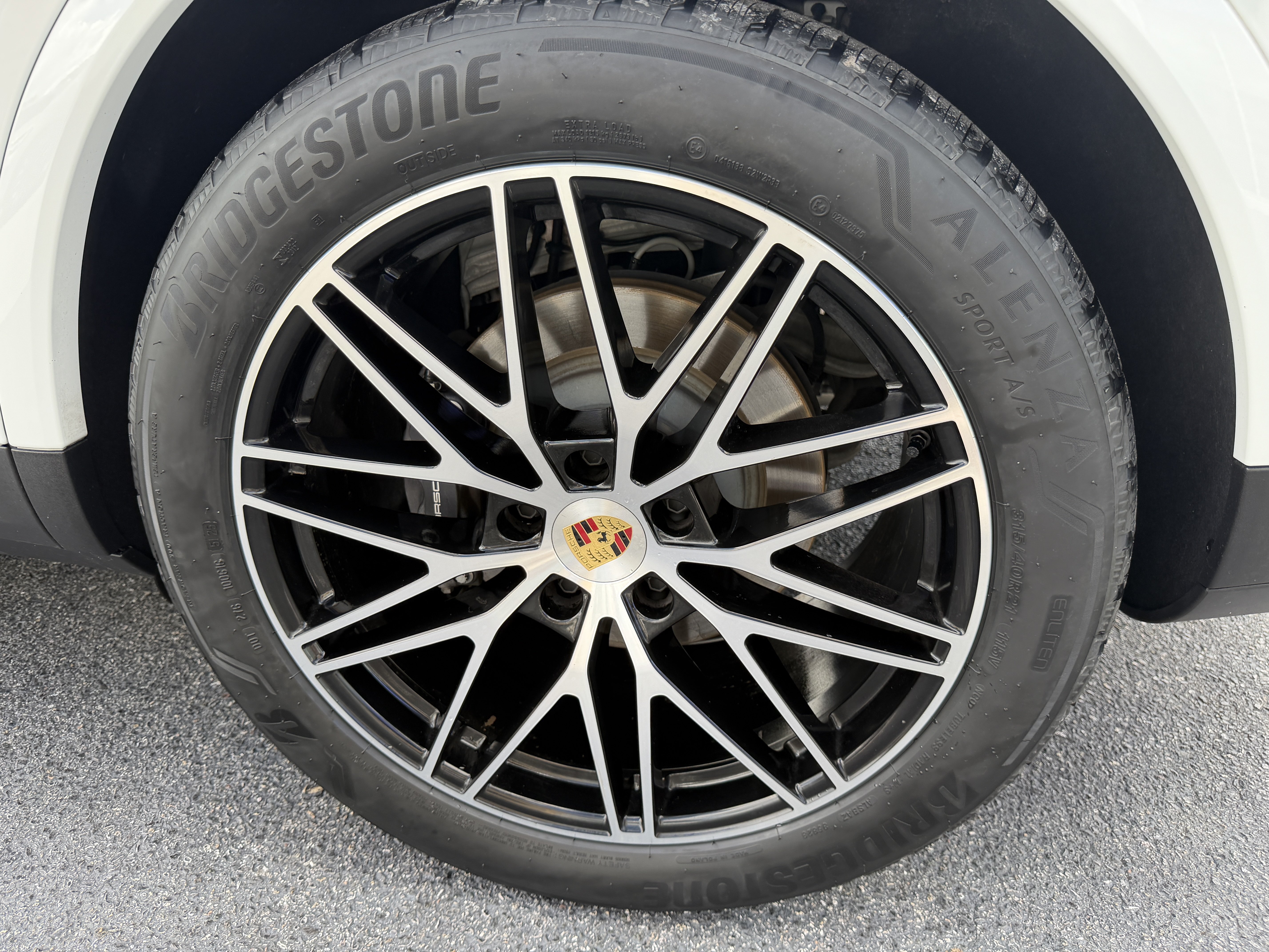Used 2024 Porsche Cayenne AWD/4WD image 32