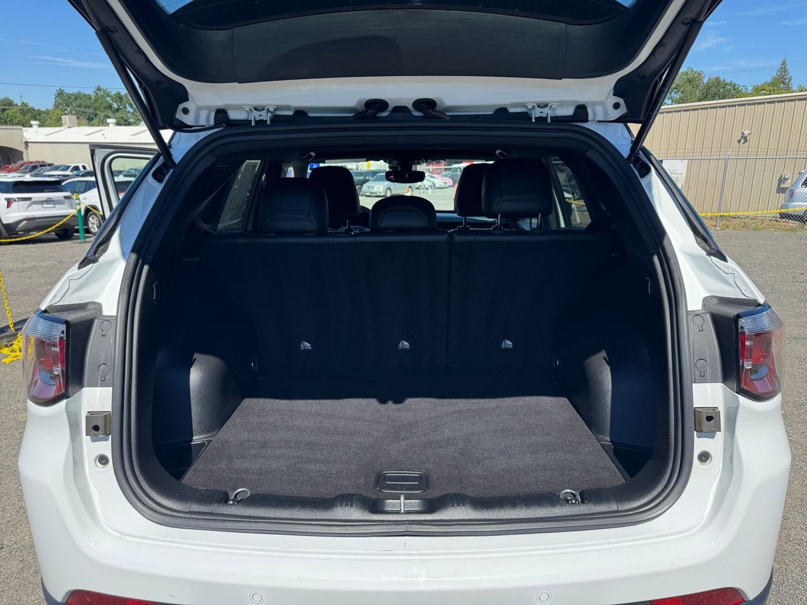 Used 2025 Jeep Compass Trailhawk image 30