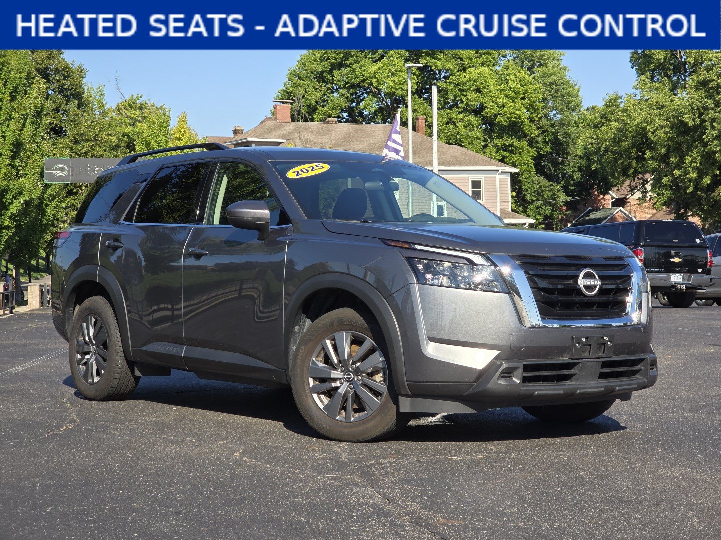 Used 2025 Nissan Pathfinder SV FWD image 1