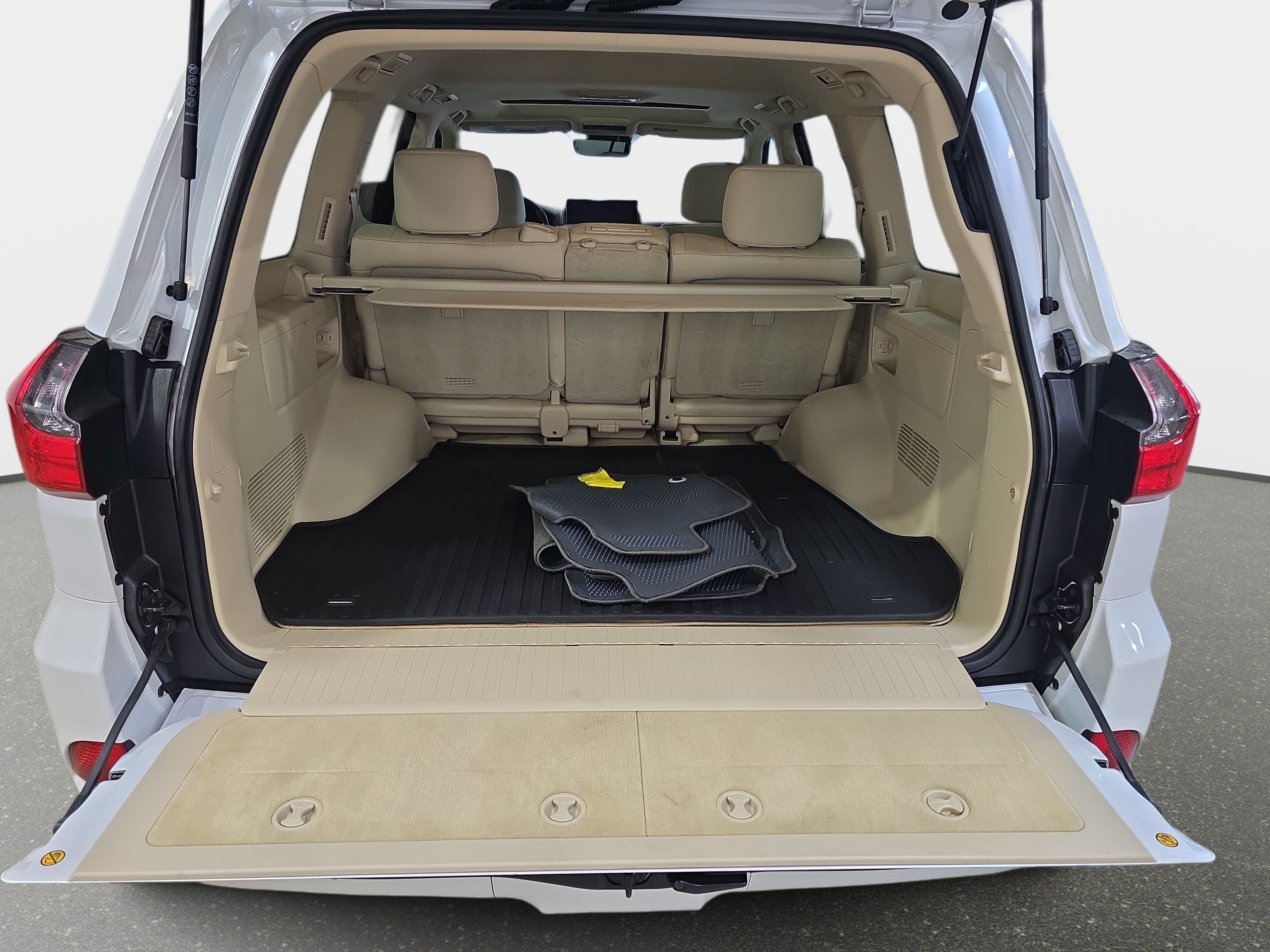 Used 2021 Lexus LX 570 4WD w/ Luxury Package image 28