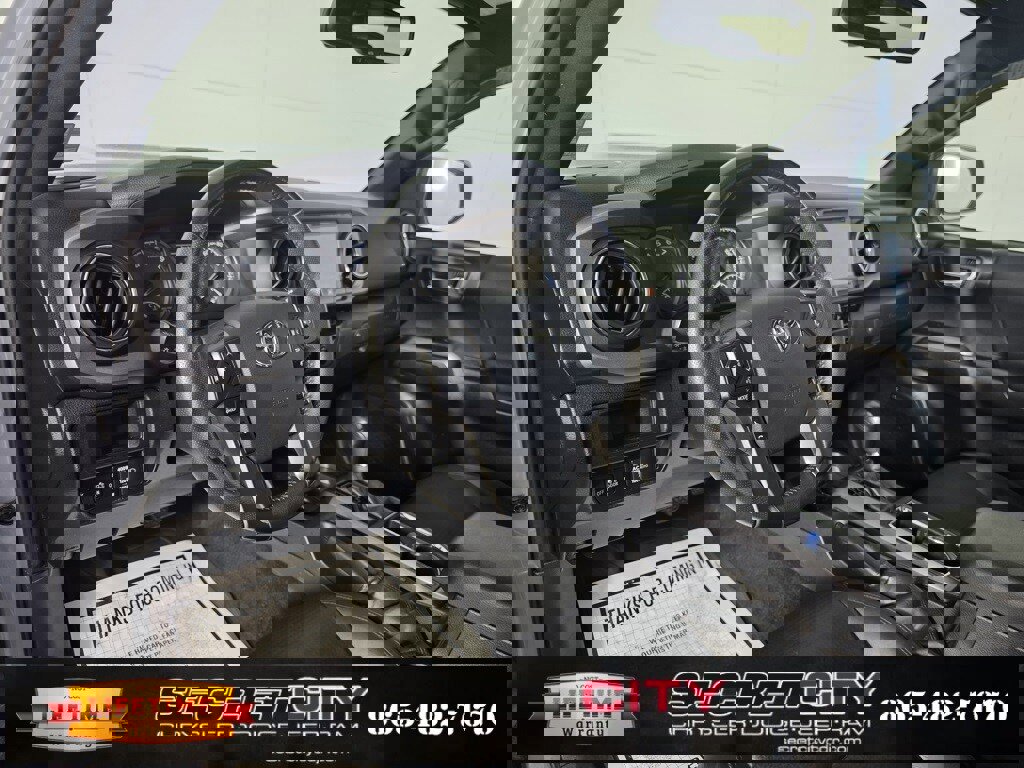 Used 2018 Toyota Tacoma TRD Sport image 11