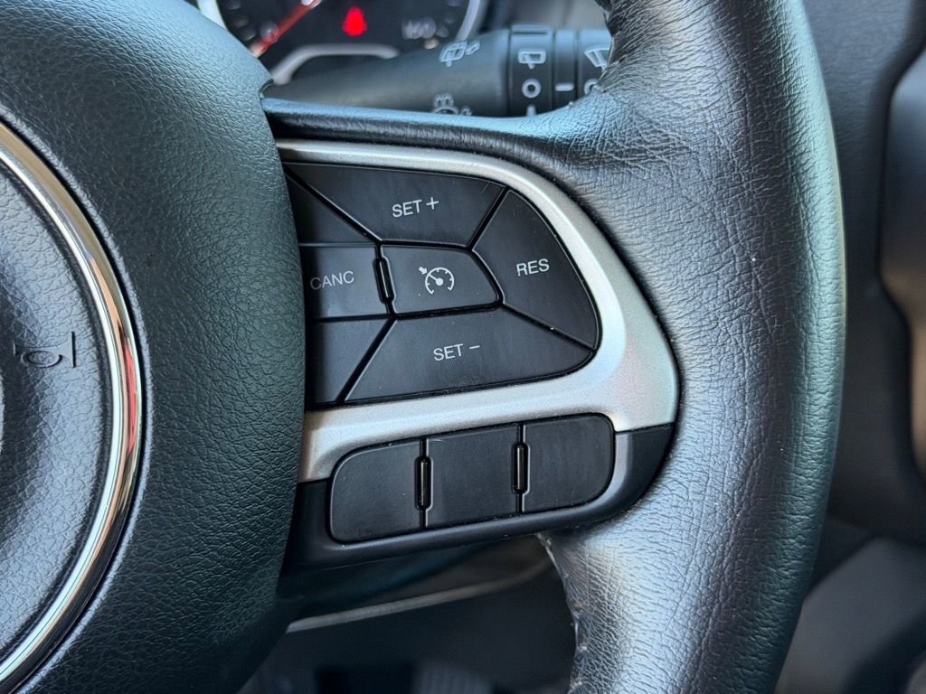 Used 2023 Jeep Renegade Latitude w/ Premium Group image 17