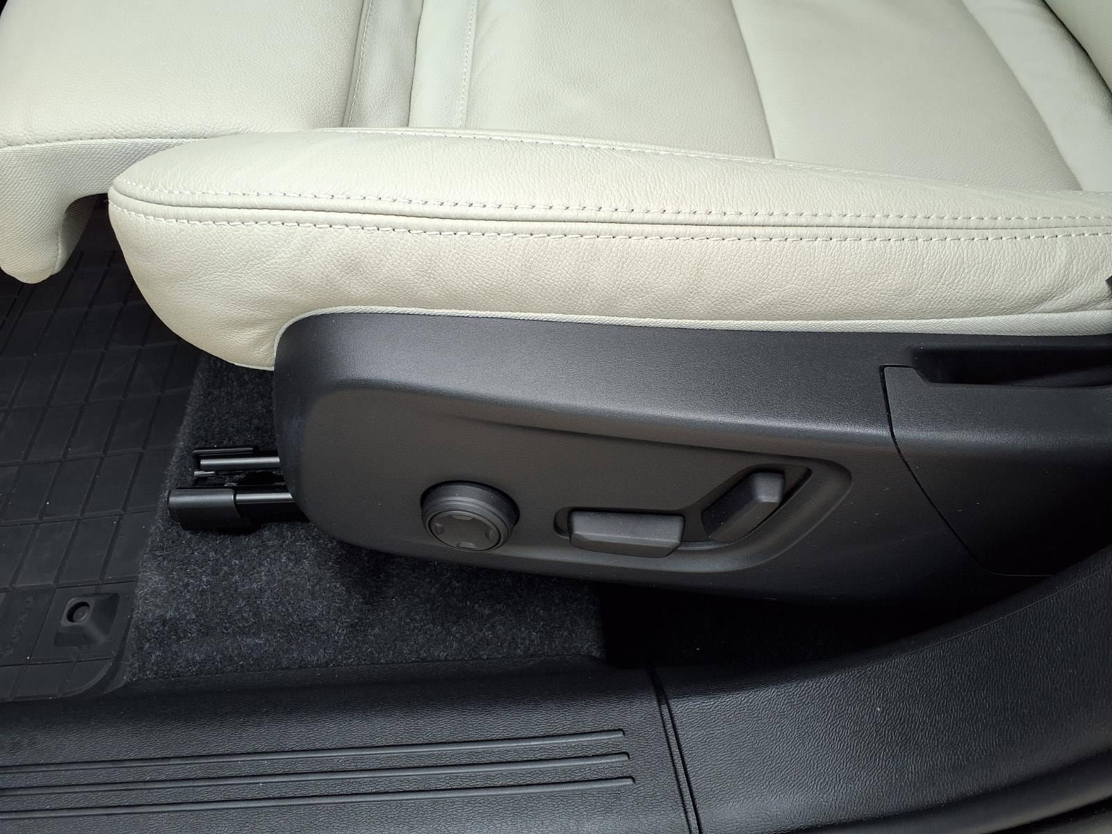 Certified 2023 Volvo XC40 B5 Plus w/ Protection Package Premier AWD/4WD image 23