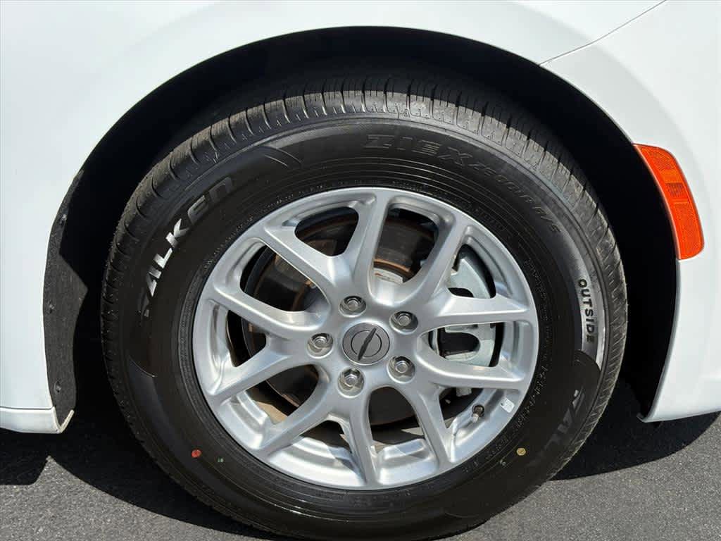 Used 2023 Chrysler Pacifica Touring FWD image 32