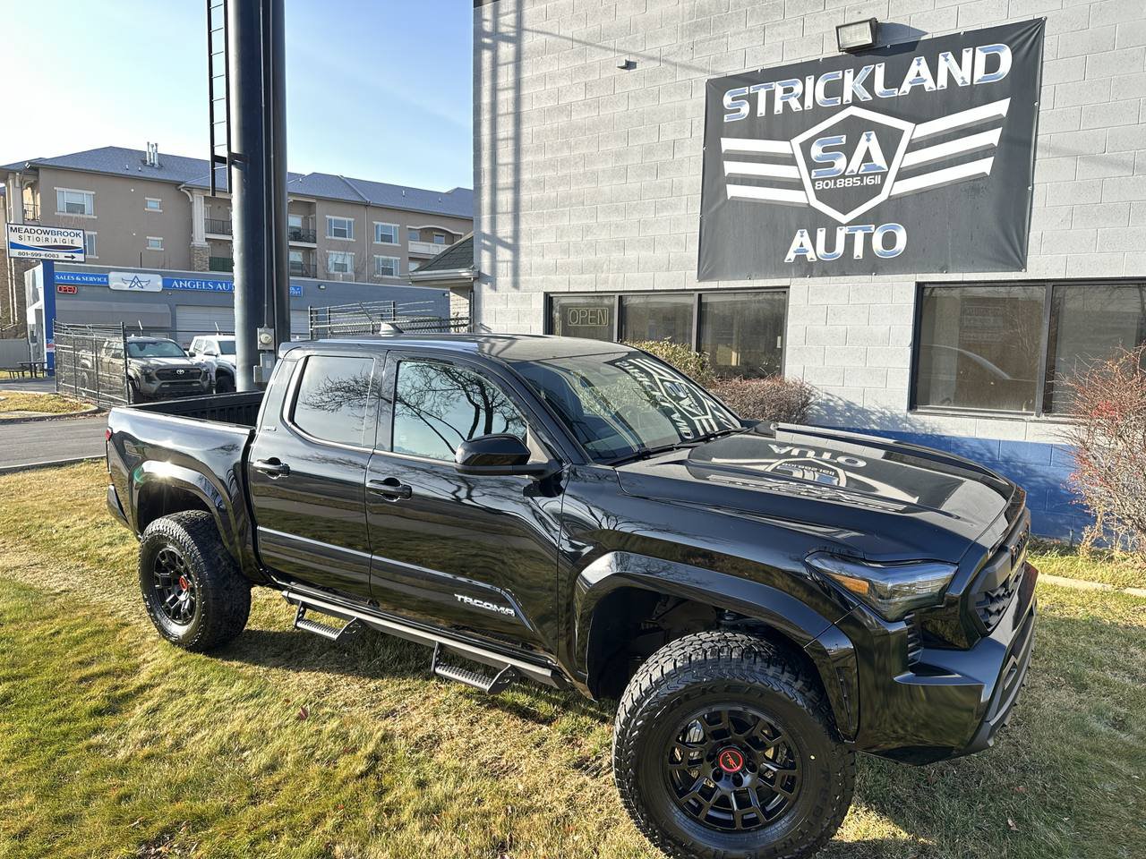 Used 2025 Toyota Tacoma SR5 AWD/4WD image 2