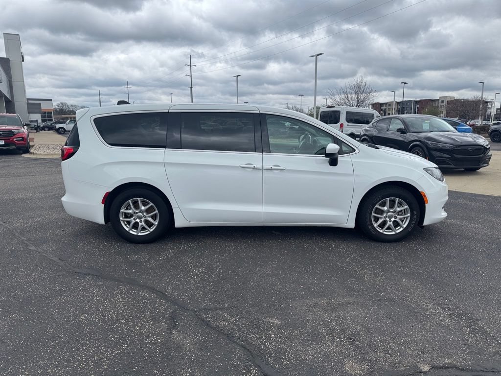 Used 2023 Chrysler Voyager LX FWD image 3