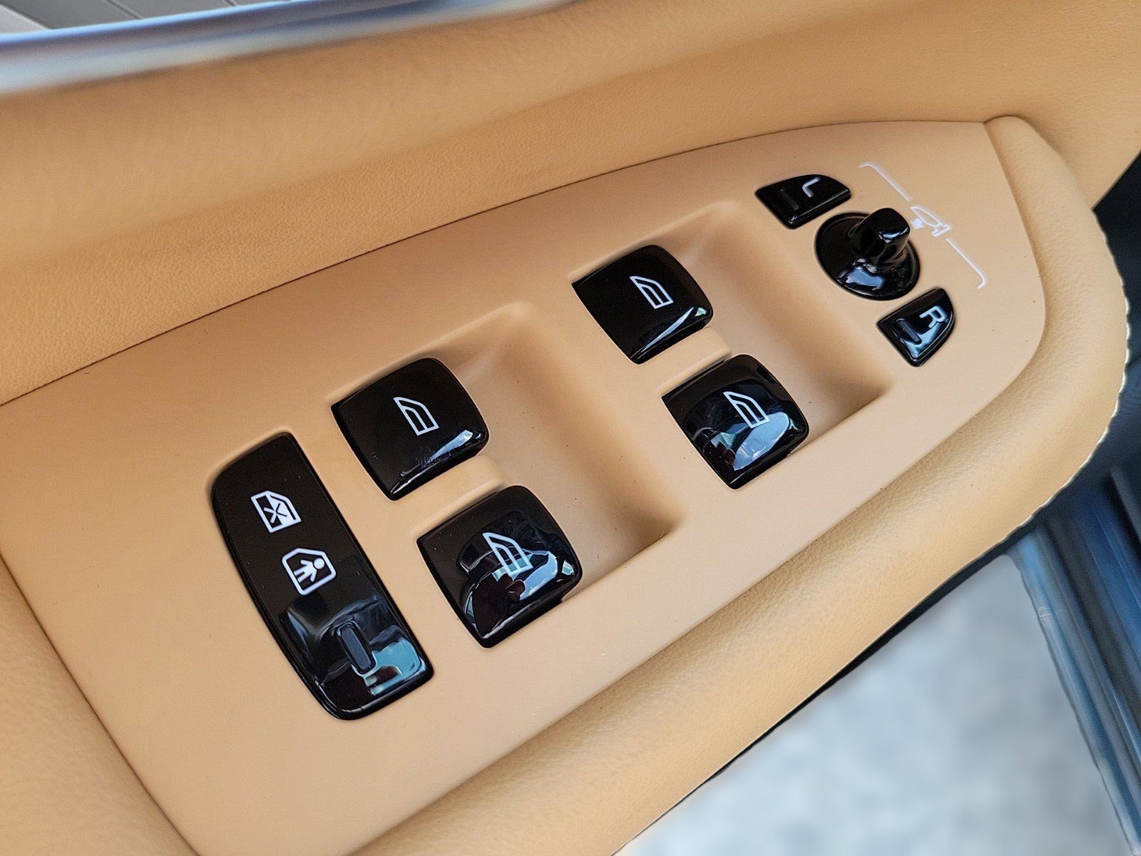 New 2024 Volvo XC90 T8 Ultimate w/ Protection Package Premier image 11