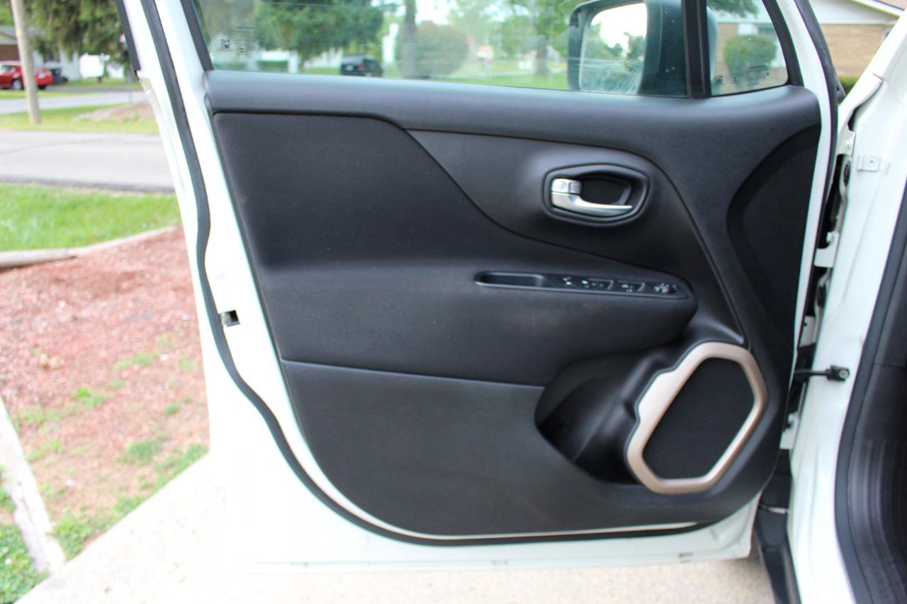 Used 2016 Jeep Renegade Latitude w/ Cold Weather Group FWD image 11