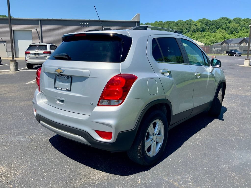 Used 2020 Chevrolet Trax LT w/ Sun & Sound Package FWD image 13